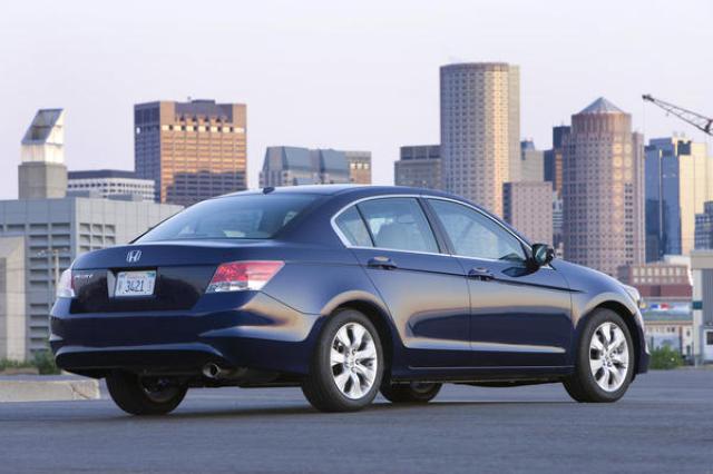 What is better Hyundai Elantra or Honda Accord - 1